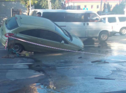 «Отремонтированный» асфальт разверзся и поглотил иномарку с автоледи у светофора в Ростове