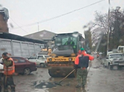 Укладка асфальта во время дождя и грязи в Ростове попала в объективы камер горожан