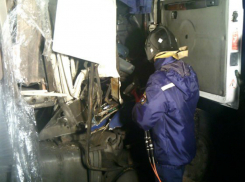 Мужчину вырезали из покореженного грузовика после ДТП с КамАЗом в Ростовской области