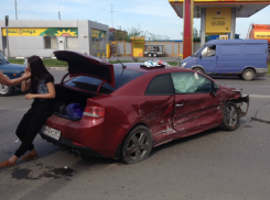 Девушка отделалась мелкими травмами во впечатляющем столкновении автомобилей  в Ростове
