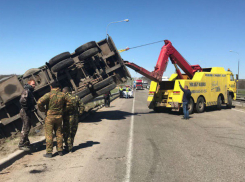 Опрокинувшийся на трассе грузовик с зерном вызвал спецоперацию в Ростовской области