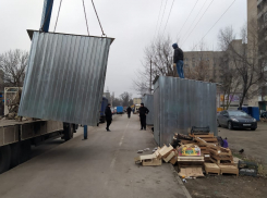 Возле Днепровского рынка сносят незаконные павильоны