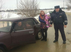 На Дону инспекторы ДПС спасли замерзавших в машине девушку с маленьким ребенком