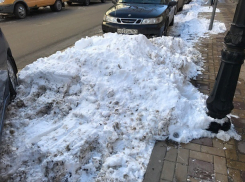Огромные снежные завалы на бесплатных парковках в центре города возмутили ростовчан