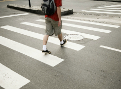 Переходившего дорогу по «зебре» 10-летнего мальчика отправил в больницу водитель ВАЗа под Ростовом