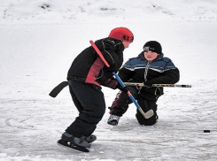 Рискованный хоккей на предательском льду озера в Ростове устроили трое школьников