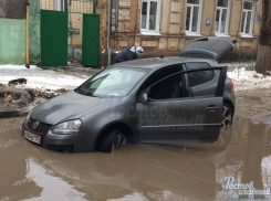 «Утонувшая» в огромной яме иномарка ужаснула ростовские соцсети