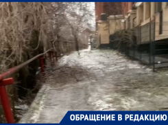 «Кто так строит и кто на это дает разрешение?»: ростовчанка пожаловалась на заледеневшие дороги в Берберовке