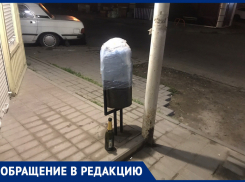 Ростовчанина возмутила заклеенная мусорка возле офиса микрозайма 