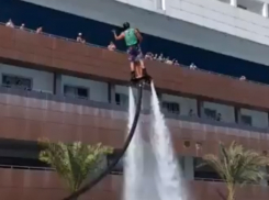 Захватывающее шоу на воде устроил «летающий» человек в Ростове