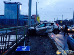 В Ростове на мосту Стачки женщина-водитель перелетела через  ограждение и врезалась в забор. Видео
