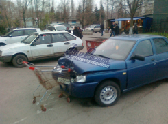 Продуктовая тележка протаранила припаркованный у супермаркета в Ростове автомобиль и насмешила соцсети