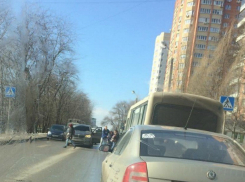 Маршрутка сбила женщину на пешеходном переходе в Ростове