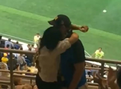 Влюбленный ростовчанин попросил руки красотки прямо на матче «Ростов» - «Ахмат» 