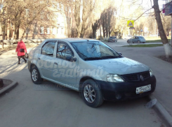 Автохам на иномарке перегородил выезд жителям многоэтажки в Ростове