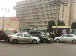Пять иномарок пострадали в массовом ДТП в центре Ростова