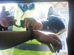 Четыре человека пострадали в ДТП с наездом на частный дом и опору ЛЭП в Ростовской области