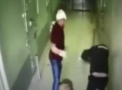 В изоляторе МВД на Дону задержанный жестко избил полицейских: видео