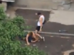Жестокое избиение полуголого парня агрессивным прохожим попало на видео