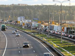 Пробку на автомагистрали М-4 «Дон» объезжают по обочине и полям