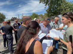 В Батайске пострадавшим жителям разрешили забрать свои вещи из сгоревшего дома