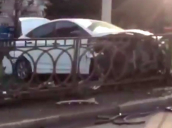 Жуткие повреждения красавицы-иномарки после тарана забора в Ростове сняли на видео