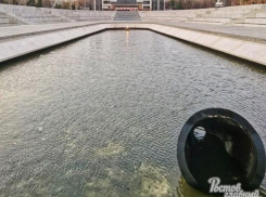 У стелы на Театральной площади в Ростове ветром сорвало один из колоколов