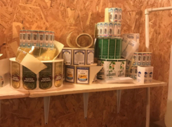 Две тысячи бутылок опасного алкоголя обнаружили в гаражах у бизнесмена из Ростовской области