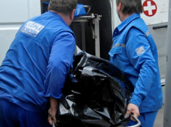 Мужчина упал на скользкой улице в Ростове и погиб