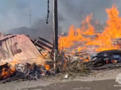 В Ростовской области загорелся крупный склад пиломатериалов