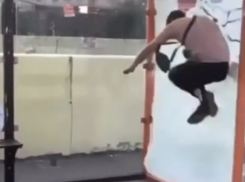 В Ростове задержали хулигана, разбившего остановку с прыжка