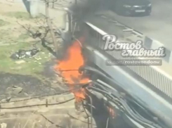 Мост на Привокзальной площади поглотили языки пламени на видео в Ростове