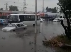 Плывущие на затопленный вокзал авто и мусорные жбаны попали на видео в Новочеркасске