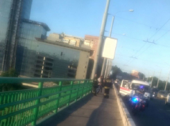 Полицейские спасли ростовчанина, сидевшего на перилах моста