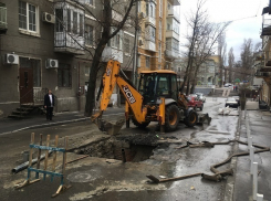 Огромный провал асфальта в центре Ростова испугал автомобилистов и оставил горожан без воды