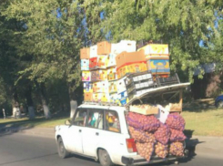 «Просевшие» под непосильной тяжестью легковушки вызвали искреннее уважение у жителей Ростова