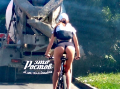 Велосипедистка в откровенных шортах снова проехала по Ростову