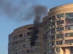 Припаркованные машины рядом с горящим домом в Ростове стали огромной помехой для пожарных