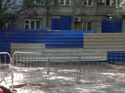 В разрушенном доме на Нариманова после штурма жителями заколотили окна и обнесли его забором