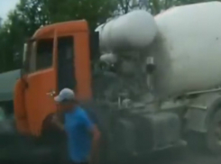 Стремительный и жесткий «поцелуй» иномарки с бетономешалкой на трассе под Ростовом попал на видео