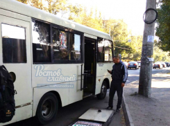 Пассажиров едва не пришибла вывалившаяся из маршрутки дверь на остановке Ростова