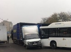 Пассажирский автобус с отказавшими тормозами протаранил «Газель» на дороге Ростова