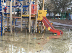 Аквапарк с талой водой во дворе жилого дома развеселил жителей Ростова