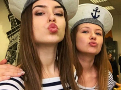 12 красивых девушек Ростова игриво показали себя мужчинам в тельняшках и гимнастерках