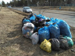 Коммунальщики приводят в порядок Северное кладбище Ростова 