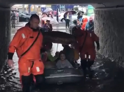 Спасатели МЧС на лодках эвакуируют жителей Ростова