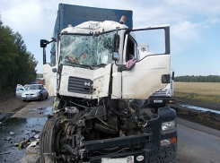 Двое погибли при падении большегруза на легковушку в Ростовской области 