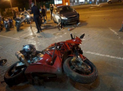Мотоциклист проломил себе череп, влетев на скорости в иномарку в Ростове