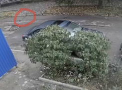 Падение железной трубы с седьмого этажа сняла «скрытая камера» в Ростове