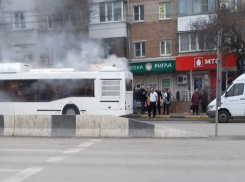 В Ростове во время движения задымился автобус. Видео